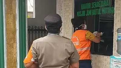 Seorang warga disanksi Satpol PP membersihkan masjid. (Dok Satpol PP Kelurahan Kalisari)
