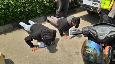 Petugas Satpol PP Kecamatan Pasar Minggu menjatuhkan sanksi kerja sosial dan denda administratif kepada 14 warga yang tidak menggunakan masker di Jalan Ampera Raya, Jakarta Selatan/dok: selatan.jakarta.go.id