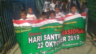 Murid MIN 17 dan MTSN 26 pawai keliling Pulau Tidung memperingati Hari Santri Nasional/pulauseribu.jakarta.go.id