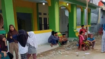 Para anak yatim piatu saat ikut kegiatan santunan di Masjid Jami'atul Iqro di Kampung Laba, Desa Cikondang, Kecamatan Labuan, Pandeglang, Banten, Minggu (12/7/2020). [Ist]