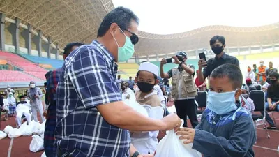 Wamenham Sakti Wahyu Trenggono menyerahkan bantuan ada seorang anak yatim piatu di Kota Bekasi, Minggu (17/5/2020)/Humas Pemkot Bekasi