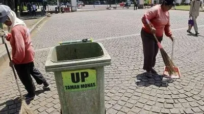 Sebagai ilustrasi, Petugas Harian Lepas (PHL) tukang sapu di Monas. [suara.com/Kurniawan Mas'ud]