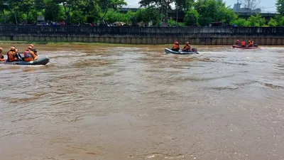Pencarian terhadap Andi (12), anak laki-laki yang tenggelam di sungai Banjir Kanal Barat, Jembatan Besi, Jakarta Barat (Senin, 16/3/2020), masih belum membuahkan hasil hingga Selasa sore (17/3/2020). (Dok. Kantor Pencarian dan Pertolongan Jakarta)