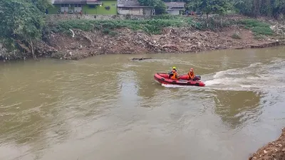 Tim rescue Kantor Pencarian dan Pertolongan Jakarta mencari seorang pria yang dikabarkan tenggelam di Kali Bekasi sekitar pukul 09.30 WIB tadi, Kamis (2/4/2020). (Humas Kantor Pencarian dan Pertolongan Jakarta)