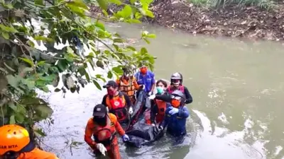 Petugas SAR gabungan mengangkat jasad remaja yang tewas di Kali Sabi, Tangerang. (Dok. Humas Kantor Pencarian dan Pertolongan Jakarta)
