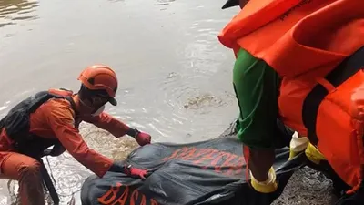 Evakuasi Andi (12), remaja yang tenggelam di sungai Banjir Kanal Barat, Jakarta Barat, Rabu (18/3/2020) (Humas Kantor Pencarian dan Pertolongan Jakarta)