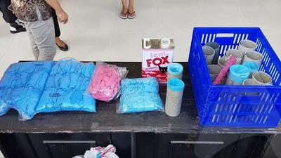 Barang bukti sarung tangan  kesehatan bekas limbah. (Ayobandung/Fichri Hakiim)