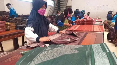 Karyawan PT Asaputex Jaya tengah sibuk mengepak sarung, Sabtu (4/4/2020). (Ayotegal/Lilisnawati)