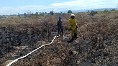 Prajurit TNI menjinakkan kebakaran di dekat lapangan udara Airops, Kalemie, Republik Demokratik Kongo. (Papen Satgas TNI Konga XXXIX-B/RDB Monusco, Lettu Laut (KH/W) Lilia Budiyanti)