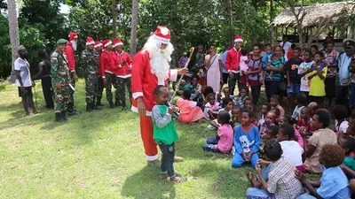 Berpakaian Ala Santa Claus, Satgas Pamtas RI-PNG Gelar Pengobatan Gratis