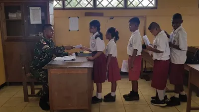 Jadi Pengawas UTS, Satgas Pamtas RI-PNG Berikan Motivasi Sebelum Ujian Dimulai