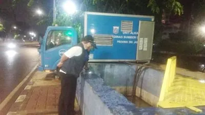 Petugas tengah mengecek pompa air di salah satu lokasi. (dok)