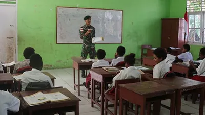 Satgas Yonif MR 411/Pdw Kostrad sedang mengajar di  SD YPK Sota/Puspen TNI