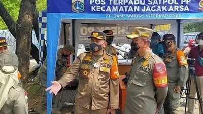 Kasatpol PP DKI Jakarta, Arifin saat memantau Operasi Terib Masker di Kecamatan Jagakarsa, Jakarta Selatan, Sabtu (5/9/2020). (dok)