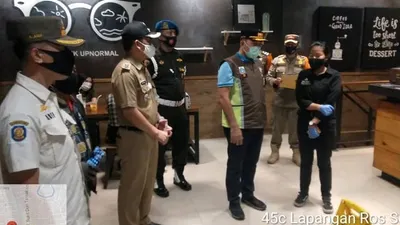 Kepala Satpol PP DKI Arifin saat memimpin sidak ke sejumlah restoran di kawasan Tebet, Jakarta Selatan, Sabtu (29/8/2020). (dok Instagram Satpol PP DKI)