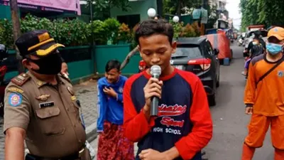 Petugas memberikan sanksi bagi pelanggar PSBB di Tambora (beritajakarta.id)