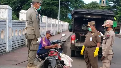 Satuan Petugas (Satgas) Satpol PP Kecamatan Cakung rutin melakukan imbauan dan penyisiran di tempat-tempat berkumpulnya warga. (Dok. Kecamatan Cakung)