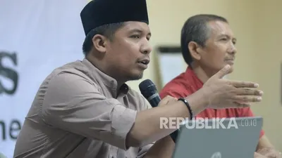 Wakil Sekjen Federasi Serikat Guru Indonesia (FSGI) Satriwan Salim (kiri) didampingi Sekjen FSGI Heru Purnomo memberikan keterangan catatan akhir tahun pedidikan 2017 di Gedung LBH Jakarta/ Republika