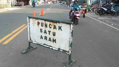Papan pemberitahuan pemberlakuan arus lalu lintas satu arah di Jalur Puncak (Hendi/Radar Bogor)
