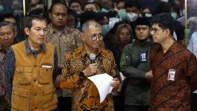 Saut Situmorang, Agus Rahardjo, dan M. Laode Syarif saat memberikan keterangan di gedung KPK,  Jakarta. (SP/Joanito De Saojoao)