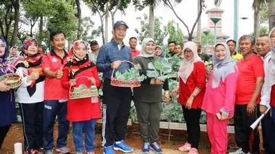 Wali Kota Jakbar H. Rustam Effendi mencanangkan Walkot Farm 4.0, di area Kantor Wali Kota Jakbar, Kembangan (barat.jakarta.go.id)