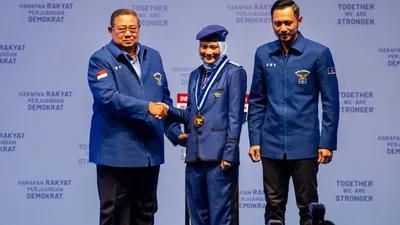 Ketum Partai Demokrat (SBY) didampingi Wakil Ketum Agus Harimurti Yudhoyono (AHY) memberi selamat kepada Taruna Terbaik Fitry Rochmatia Noer pada Wisuda Taruna Akademi Demokrat di JCC, Senayan (Antara/Dhemas Reviyanto)