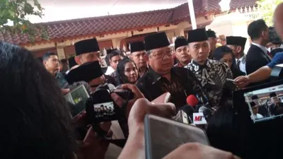 SBY dan dua putranya memberi keterangan pers usai melayat di kediaman BJ Habibie/RRI