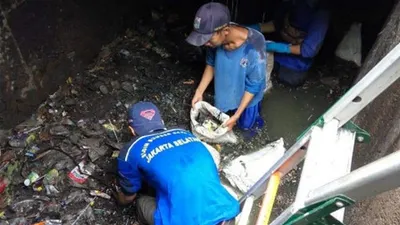 Petugas Sudin SDA Jaksel melakukan pembersihan saluran dalam mengatasi genangan air (beritajakarta.id/Mustaqim Amna)