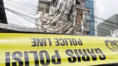 Ruko Alfamart di Jalan Brigjen Katamso, Palmerah, Slipi, Jakarta Barat roboh, Senin (6/1/2019). (Republika TV/Havid Al Vizki)
