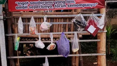 Gerai cantelan sembako yang didirikan oleh masyarakat di gang-gang perumahan