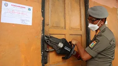 Penyegelan cafe oleh petugas Satpol PP Jakut/dok: utara.jakarta.go.id