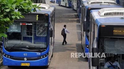 [ilustrasi] Sejumlah bus Transjakarta mengantre di Halte Busway Ragunan, Jakarta Selatan, Senin (23/10).  Foto: Republika/Putra M. Akbar