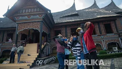 ilustrasi. sejumlah pengunjung tmii mengunjungi anjungan rumah adat Sumatera Barat/dok: republika.co.id
