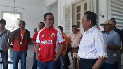 Kebersamaan Sekda DKI Jakarta Saefullah (baju putih), dengan Gubernur Anies Baswedan/ Republika
