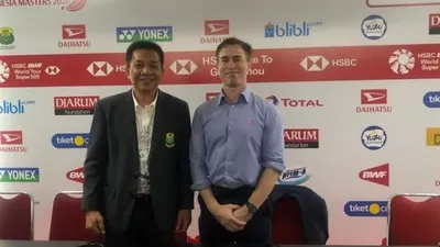 Sekjen PBSI Achmad Budiharto (kiri) dan Direktur Event BWF Daren Parks dalam konferensi pers usai perhelatan bulutangkis Indonesia Masters 2020 di Istora Senayan, Jakarta, Minggu (19/1) malam. [Humas PBSI]
