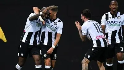 Gelandang Udinese Seko Fofana (kiri) merayakan golnya ke gawang Juventus bersama rekan setimnya dalam lanjutan Liga Italia di Dacia Arena Stadium. MARCO BERTORELLO / AFP