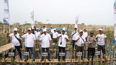 Penanaman 5000 bibit mangrove di Kawasan Ecomarine Muara Angke, Penjaringan (utara.jakarta.go.id)