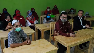 Perwakilan K-eco Pax Global Michael Sou Myung Ryul, serta Effendi Go dan perwakilan dari DLH DKI Jakarta, saat peresmian bangunan labolatorium komputer di Sekolah Alam Tunas Mulia, Sumur Batu, Bantar Gebang, Kota Bekasi, Selasa (23/6/2020)  Foto: Istimewa