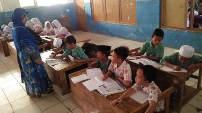 Murid SDN Kertajaya 2 Bogor Belajar Beralaskan Lantai Selama Bertahun-tahun