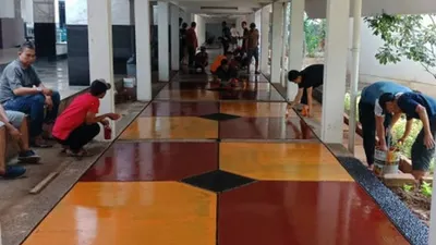 Selasar gedung kantor Wali Kota Jaktim dipercantik dengan cat warna-warni. (Beritajakarta.id/Nurito)