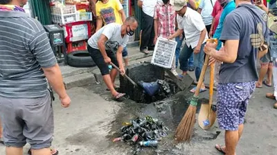 Antisipasi genangan saat hujan, sejumlah pelaku UMKM, awak bus, dan petugas Terminal bus AKAP Tanjung Priok sedang membersihkan saluran air di terminal Tanjung Priok/dok: utara.jakarta.go.id