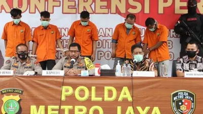 Direktorat Reserse Kriminal Polda Metro Jaya menangkap 12 tersangka kawanan perampok spesialis nasabah bank. (Suara.com/M. Yasir)