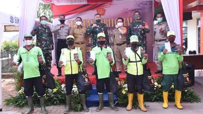 Peduli Covid-19, TNI salurkan bantuan sembako ke warga Tegal Alur (dok Puspen TNI)