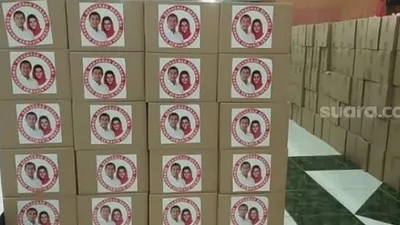 Gambar Wali Kota Semarang Hendrar Prihadi dan Wakilnya Hevearita Gunaryanti Rahayu yang tertempel di paket sembakau untuk warga yang terdampak Covid-19. (Suara.com/ist)