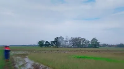Semburan lumpur akibat gas liar di Kecamatan Tukdana, Kabupaten Indramayu, tampak dari kejauhan. (erika lia/ ayobandung )