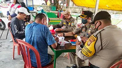 Warga Kelurahan Semper Timur yang terjaring Operasi Tibmask saat diambil data oleh petugas/dok: utara.jakarta.go.id
