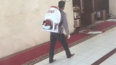 Petugas gugus tugas percepatan penanggulangan Covid-19 Kabupaten Tasikmalaya sedang melakukan penyemprotan di Masjid komplekS Pesantren Miftahul Huda (dok)