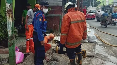 Petugas Gulkarmat saat membantu membersihkan saluran air yang tersumbat/dok: beritajakarta.id