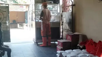 Etalase tempat warga RT 003/RW 006 Lenteng Agung menempatkan makanan untuk dibagikan kepada sesama yang kesusahan di masa pandemi COVID-19 dalam program Sedekah Nasi Cinta. (Dok. Sudin Kominfotik Jaksel)