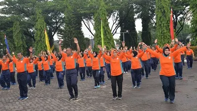 Pegawai Negeri Sipil (PNS) Marinir Wilayah Jakarta melaksanakan olahraga bersama dalam rangka HUT ke-48 Korpri, di Balai Prajurit Marinir Cilandak Jakarta Selatan, Kamis (9/12/2019). (Dok. Dispen Kormar)